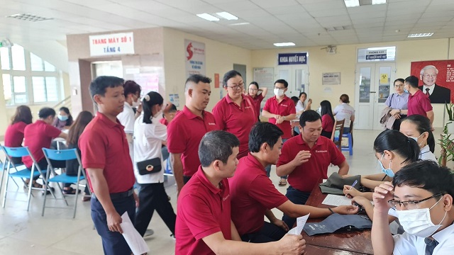 C&aacute;n bộ, đo&agrave;n vi&ecirc;n, thanh ni&ecirc;n Chi nh&aacute;nh Agribank B&igrave;nh Định đăng k&yacute; hiến m&aacute;u.