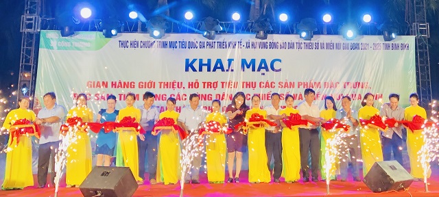 Quan khách và Ban tổ chức thực hiện nghi thức cắt băng khai mạc.