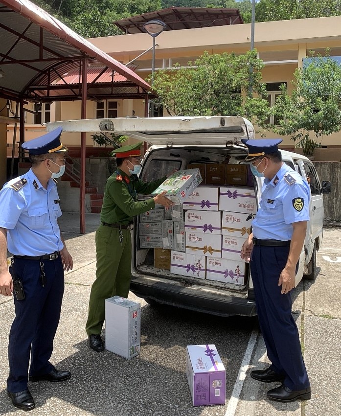 Lực lượng liên ngành Trạm kiểm soát Dốc Quýt kiểm tra hàng hóa vi phạm