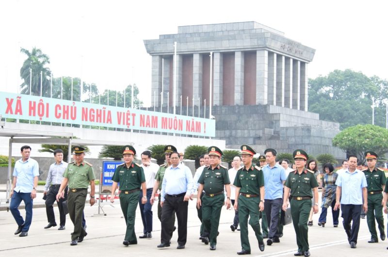 Thủ tướng Phạm Minh Chính kiểm tra công tác tu bổ định kỳ Công trình Lăng Chủ tịch Hồ Chí Minh. (Ảnh: Dương Giang/TTXVN)