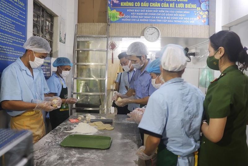 Đoàn kiểm tra liên ngành ATTP của quận Bắc Từ Liêm kiểm tra cơ sở sản xuất bánh trung thu Bình Chung, phường Xuân Tảo.