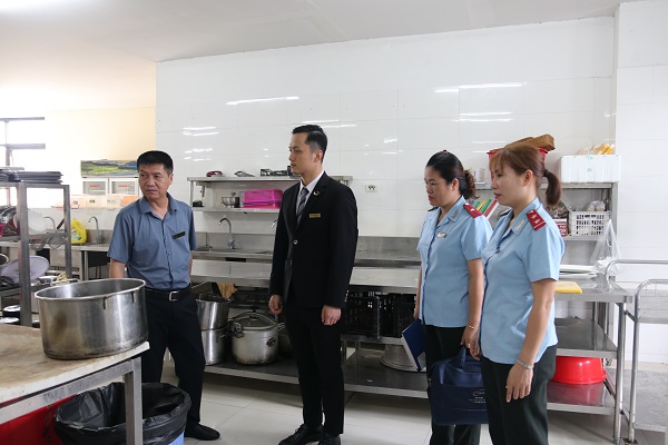 Đoàn kiểm tra an toàn thực phẩm tại khách sạn Mường Thanh