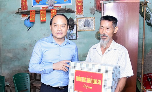 Bí thư Tỉnh ủy Nguyễn Quốc Đoàn thăm, tặng quà cho hộ nghèo trên địa bàn xã Hòa Cư, huyện Cao Lộc