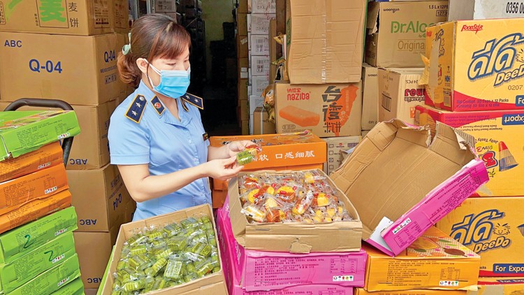 Lực lượng Quản lý thị trường Hà Nội kiểm tra lô hàng bánh trung thu vi phạm