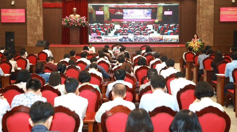 Hà Nội công bố 21 biểu hiện nhận diện cán bộ vi phạm kỷ luật, né tránh, đùn đẩy trách nhiệm