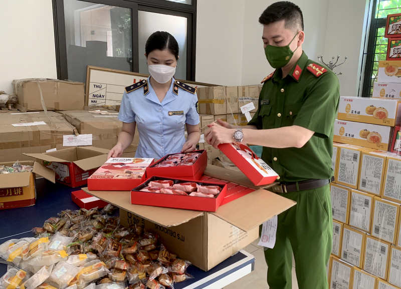 Lực lượng Quản lý thị trường Hà Nội phối hợp kiểm tra hàng hóa bánh trung thu