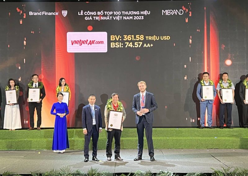 Ông Nguyễn Đức Thịnh, Phó tổng giám đốc Vietjet nhận chứng nhận thương hiệu giá trị nhất Việt Nam 2023 (ảnh: N.T)