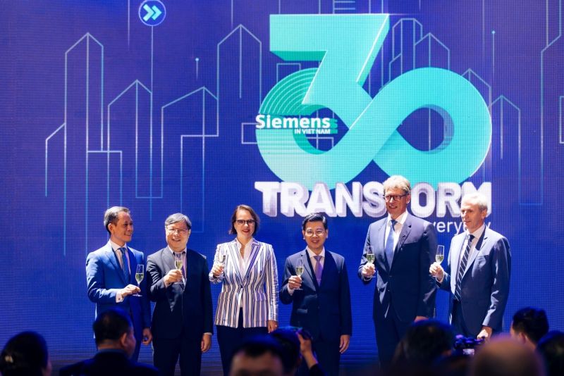 Đại biểu khách mời chúc mừng Siemens 30 năm thành lập và đồng hành với Việt Nam