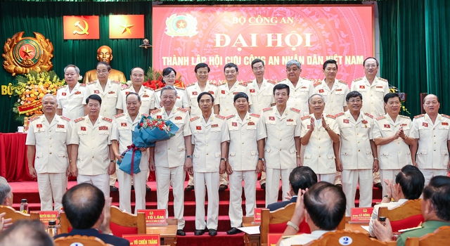 Ban Chấp hành Hội Cựu CAND Việt Nam ra mắt đại hội - Ảnh: VGP/Nhật Bắc