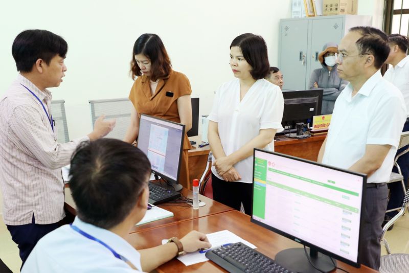 Chủ tịch UBND tỉnh Bắc Ninh Nguyễn Hương Giang kiểm tra công vụ tại Bộ phận tiếp nhận và trả kết quả xã Phật Tích, huyện Tiên Du