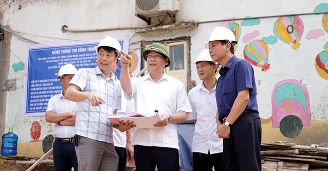 Đoàn công tác của UBND tỉnh kiểm tra thực tế công trình Trạm y tế xã Hòa Cư, huyện Cao Lộc
