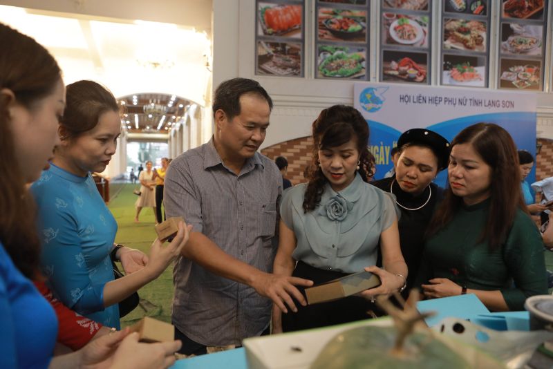 Các đại biểu tham quan gian hàng của huyện Tràng Định trong ngày Phụ nữ khởi nghiệp tỉnh Lạng Sơn năm 2023