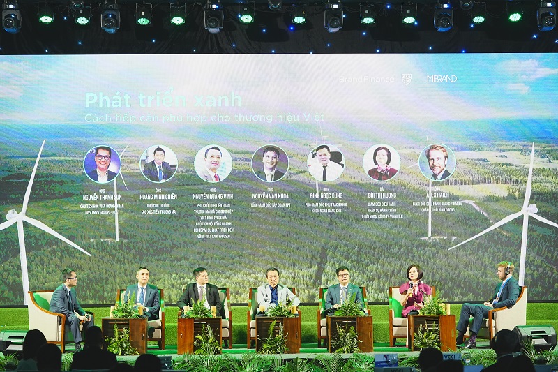 Các diễn giả tại tọa đàm với chủ đề “Phát triển xanh - Cách tiếp cận phù hợp với các thương hiệu Việt”