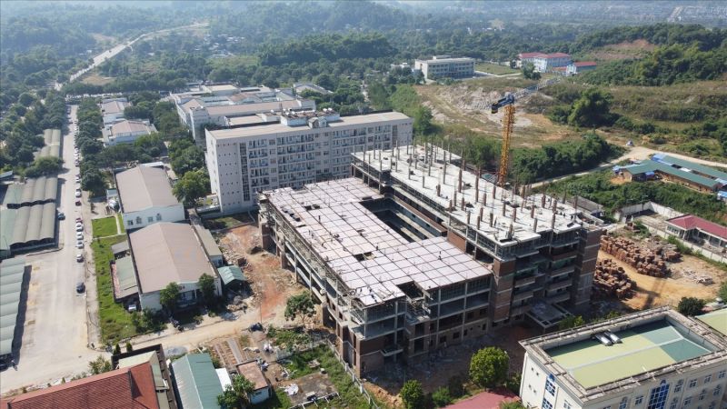 Dự án đầu tư xây dựng bệnh viện Đa khoa tỉnh Lào Cai giai đoạn 2 là một trong những công trình đạt tiến độ giải ngân ở mức cao. Ảnh Trọng Bảo