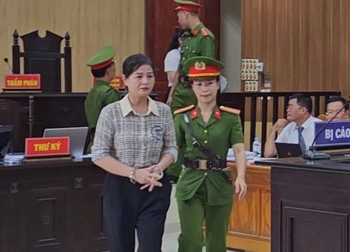 Bị cáo Phạm Thị Hằng nhận mức án 4 năm tù.