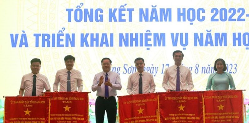 Chủ tịch UBND tỉnh Lạng Sơn Hồ Tiến Thiệu trao cờ thi đua cho các tập thể xuất sắc
