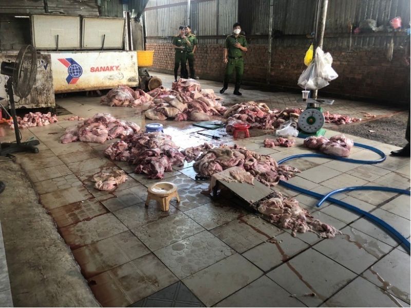 Thịt bốc mùi được để trên sàn nhà dơ bẩn.