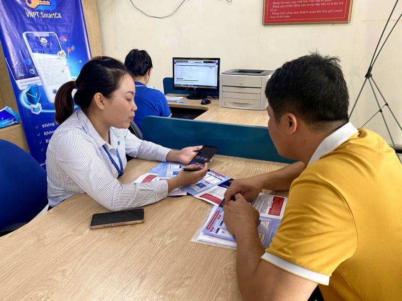 Người dân đến làm thủ tục cấp chữ ký số cá nhân miễn phí tại Trung tâm Hành chính công huyện Hải Hà.
