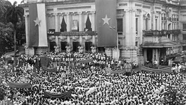 Mít tinh tổng khởi nghĩa ở Quảng trường Nhà hát Lớn Hà Nội, 19/8/1945.