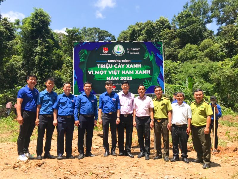 Bí thư T.Ư Đoàn Nguyễn Minh Triết cùng các đại biểu và ĐVTN tham gia trồng cây xanh tại Khu di tích Căn cứ Tỉnh ủy Bình Thuận