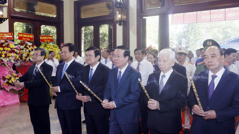 Chủ tịch nước Võ Văn Thưởng và các đồng chí lãnh đạo, nguyên lãnh đạo Đảng, Nhà nước dâng hương tưởng niệm Chủ tịch Tôn Đức Thắng.