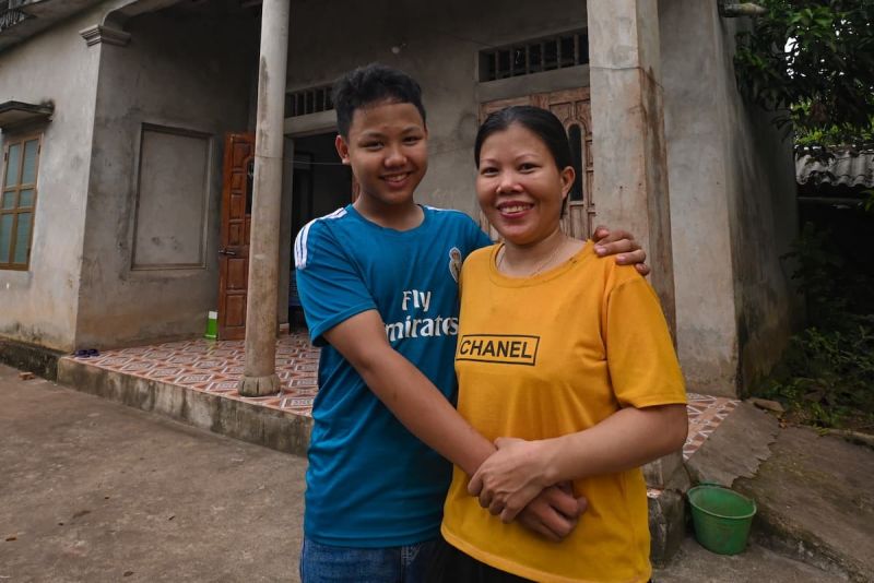 Em Nguyễn Mạnh Tiến (14 tuổi) mồ côi cha. Dù có hơi nhút nhát nhưng Tiến là đứa trẻ ngoan, biết lo lắng, phụ giúp mẹ gánh vác việc gia đình.