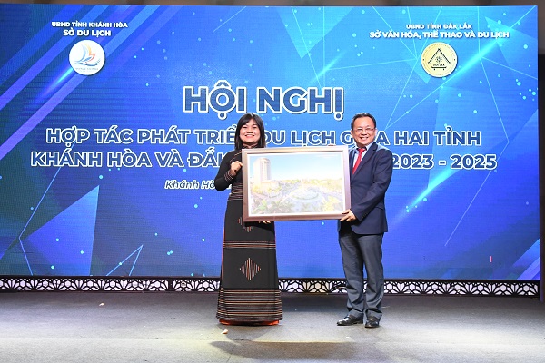 Lãnh đạo UBND hai tỉnh Khánh Hòa và Đắk Lắk trao quà lưu niệm