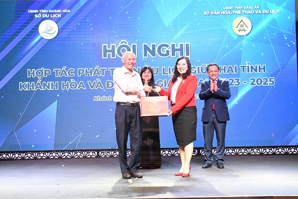 Lãnh đạo sở Du lịch Khánh Hòa và Đắk Lắk trao quà lưu niệm