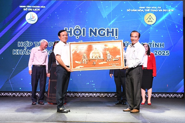 Lãnh đạo Hiệp hội du lịch 2 tỉnh Khánh Hòa và Đắk Lắk trao quà lưu niệm