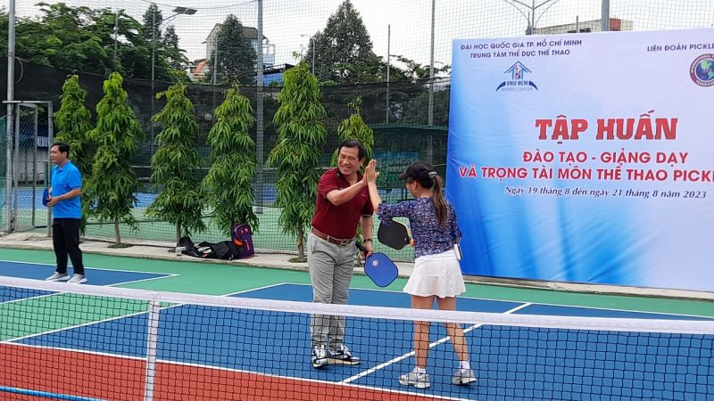 Ông Dương Văn Hiền - Phó Giám đốc Trung tâm (nguyên trưởng Ban Trọng tài VFF) và ThS Tanyat Pham ăn mừng sau pha ghi điểm