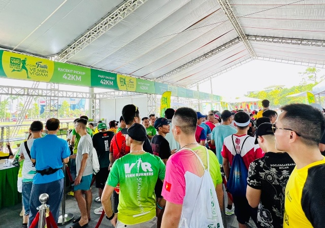 từ 3h30 ngày 20/8 các runner làm thủ tục để chạy qua các tuyến đường Phan Đăng Lưu, Nguyễn Viết Xuân, đường ven sông Lam xuống thị xã Cửa Lò.