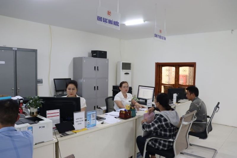 Khách hàng làm thủ tục đăng ký sử dụng dịch vụ điện tử của ngành điện điện tại Trung tâm Hành chính công tỉnh Hà Giang