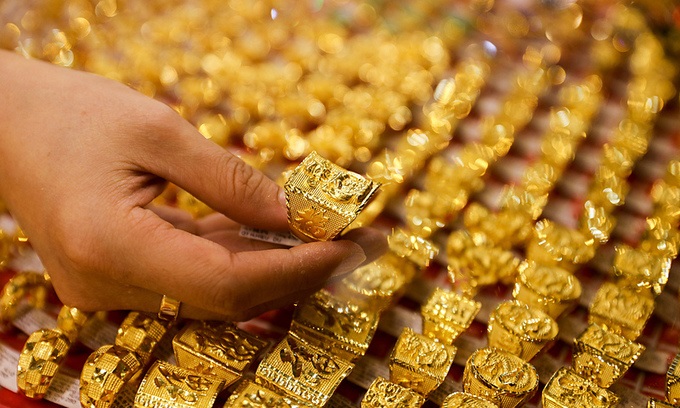 Giá vàng trong nước vẫn tiếp tục tăng và chênh lệch so với giá vàng thế giới khoảng gần 13 triệu đồng/lượng, chưa kể thuế và phí.