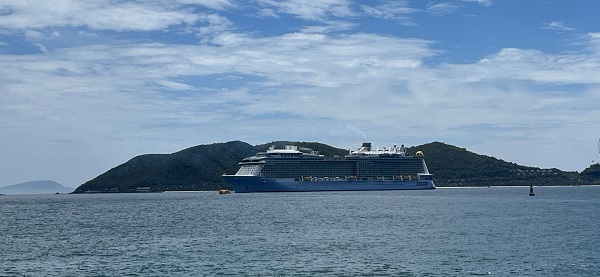 Tàu du lịch cao cấp mang tên Spectrum of the Seas neo tại vịnh Nha Trang