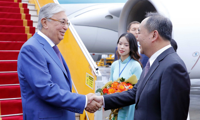 Tổng thống Tokayev bắt tay Chủ nhiệm Văn phòng Chủ tịch nước Lê Khánh Hải ở sân bay Nội Bài tối 20/8. Ảnh: TTXVN