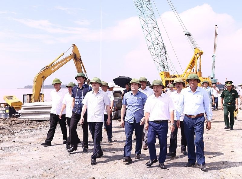 Chủ tịch UBND tỉnh Đỗ Minh Tuấn cùng các thành viên trong đoàn kiểm tra tiến độ thi công Dự án xử lý khẩn cấp chống sạt lở, xâm thực bờ biển khu vực cửa Lạch Hới.