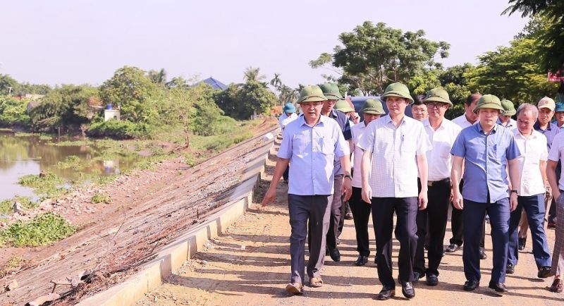 Chủ tịch UBND tỉnh Đỗ Minh Tuấn cùng các thành viên trong đoàn kiểm tra tiến độ khắc phục sự cố sụt lún, sạt, trượt mái đê tả sông Càn.