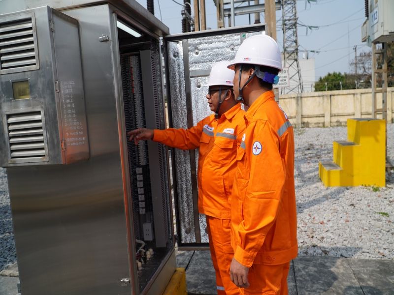 4 Công nhân Đội Quản lý vận hành lưới điện cao thế Quảng Ninh kiểm tra tủ KTS ngăn MBA T2 E5.11, công trình thí điểm lắp đặt hệ thống kỹ thuật số đầu tiên tại Quảng Ninh