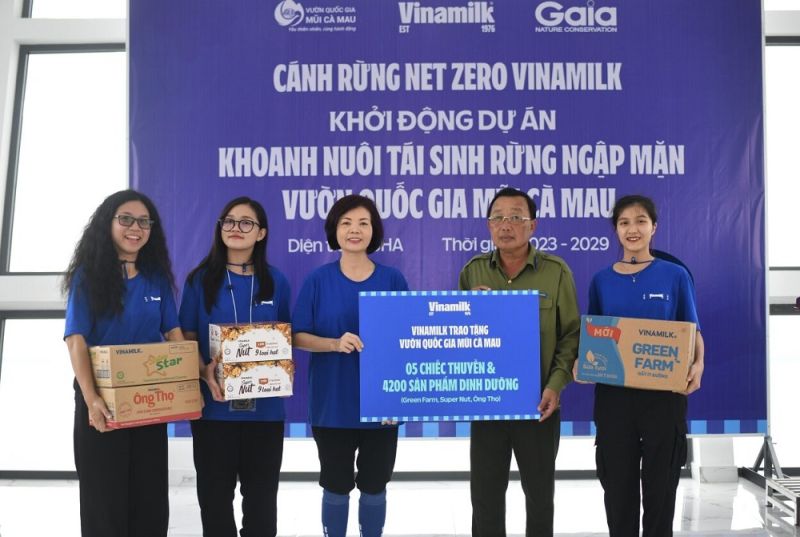 Bà Bùi Thị Hương (thứ ba từ trái qua), Giám đốc điều hành Vinamilk, đại diện trao tặng 05 chiếc thuyền và 4.200 sản phẩm dinh dưỡng cho đại diện Vườn quốc gia Mũi Cà Mau (Ảnh: Vinamilk)