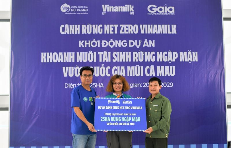 Ông Lê Hoàng Minh (bên trái) đại diện Vinamilk và bà Đỗ Thị Thanh Huyền đại diện Gaia trao tượng trưng bảng 25ha rừng ngập mặn thuộc dự án “Cánh rừng Net Zero Vinamilk” cho đại diện Vườn Quốc gia Mũi Cà Mau (Ảnh: Vinamilk)