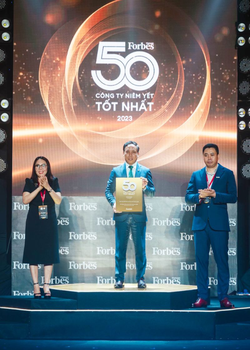 Chú thích ảnh 1 và 2: Đại diện BIDV nhận giải thưởng Top 50 công ty niêm yết tốt nhất Việt Nam