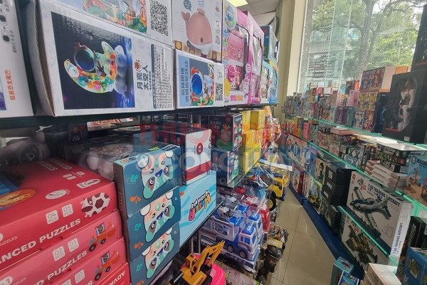 Một góc bày bán đồ chơi tại Siêu thị sách Lào Cai