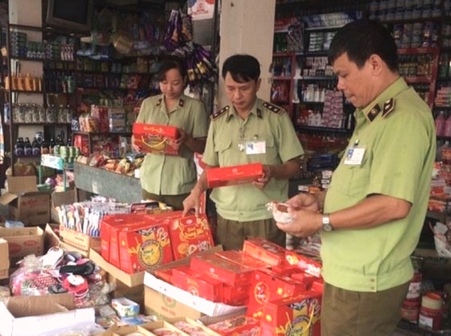 Lực lượng QLTT kiểm tra các sản phẩm bánh kẹo trước dịp Tết Trung thu