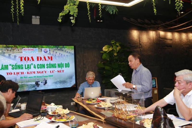 PGS.TS. Nguyễn Hồng Tiến, Chủ nhiệm Chương trình nghiên cứu KH&CN phục vụ quy hoạch, quản lý xây dựng và phát triển đô thị, bảo vệ môi trường Hà Nội, nguyên Cục trưởng Cục Hạ tầng- Kỹ thuật, Bộ Xây dựng phát biểu tại toạ đàm. PGS.TS. Nguyễn Hồng Tiến, Chủ nhiệm Chương trình nghiên cứu KH&CN phục vụ quy hoạch, quản lý xây dựng và phát triển đô thị, bảo vệ môi trường Hà Nội, nguyên Cục trưởng Cục Hạ tầng- Kỹ thuật, Bộ Xây dựng phát biểu tại toạ đàm.