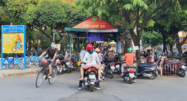 Bãi đậu xe dành cho người dân đi tập thể dục tại công viên Lê Văn Tám