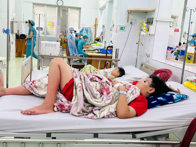 Trẻ mắc sốt xuất huyết điều trị tại Bệnh viện Nhi đồng 2, TP. Hồ Chí Minh
