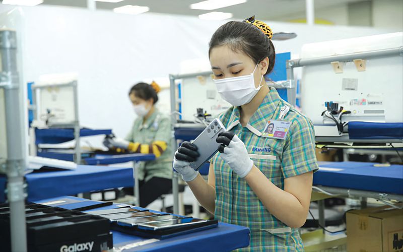 Công nhân làm việc tai công ty Samsung Bắc Ninh (nơi có nhiều chuyên gia, người nước ngoài làm việc).