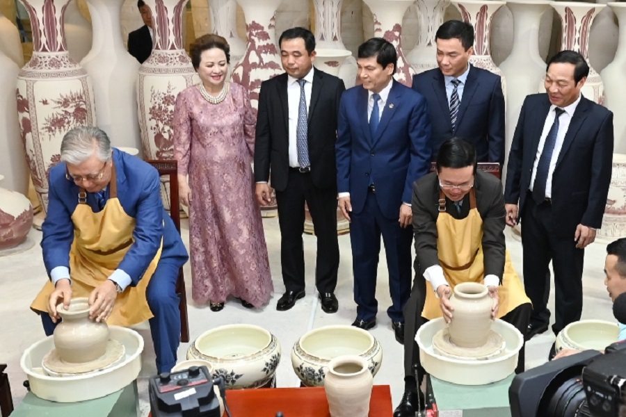 Chủ tịch nước Võ Văn Thưởng và Tổng thống Kazakhstan Kassym - Jomart Tokayev trải nghiệm làm gốm