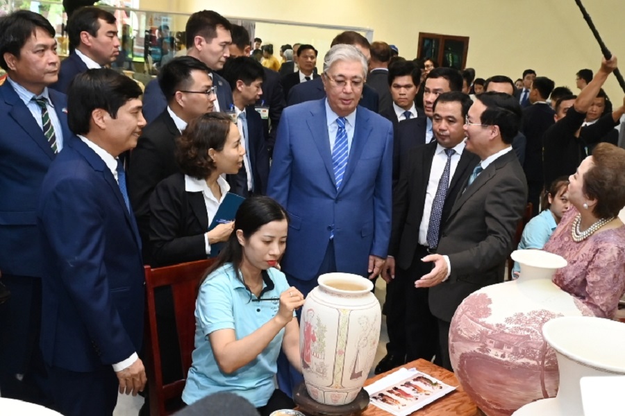 Chủ tịch nước Võ Văn Thưởng và Tổng thống Kazakhstan thăm làng nghề Gốm Chu Đậu