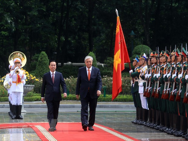 Chủ tịch nước Võ Văn Thưởng và Tổng thống Kazakhstan Kassym-Jomart Tokayev. (Ảnh: Thống Nhất/TTXVN)